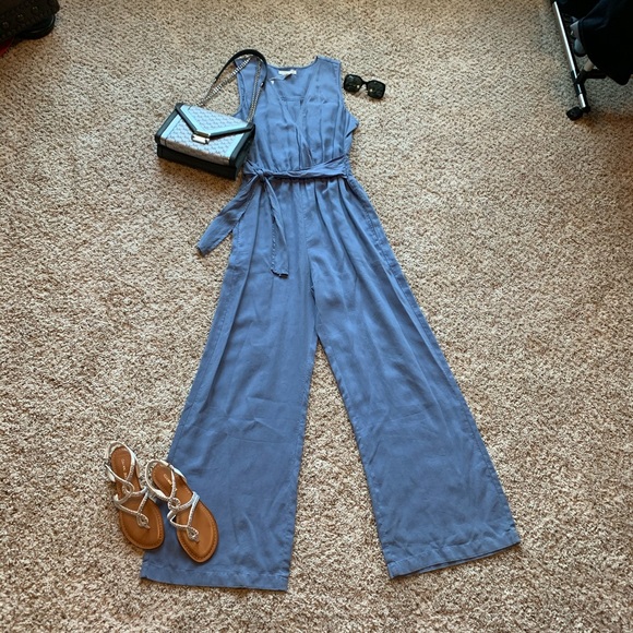 ✨ Brand 🆕 Tie Front V-Neck Smocked Back Jumpsuit - Picture 2 of 8